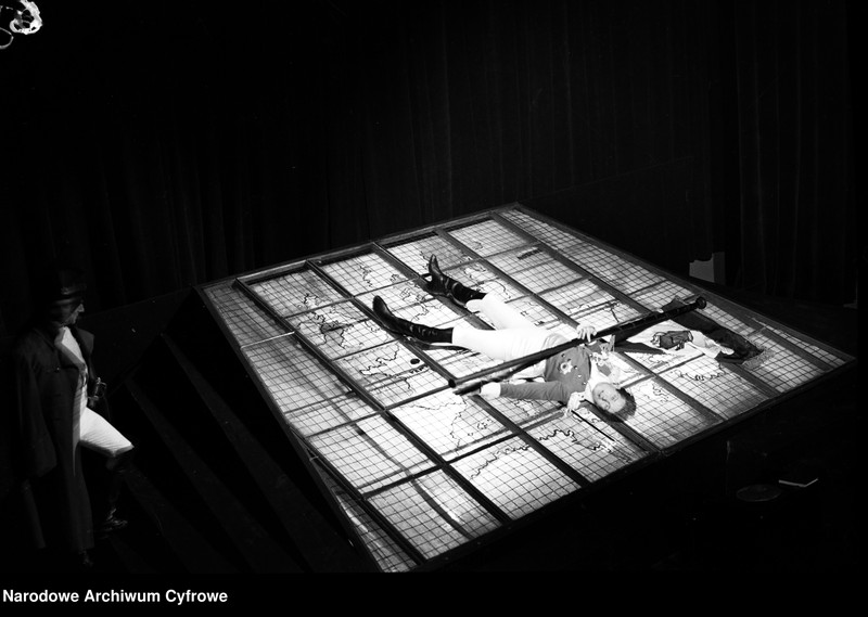 image.from.unit.number "Warszawa. Teatr Powszechny - sztuka "Wojna i pokój""