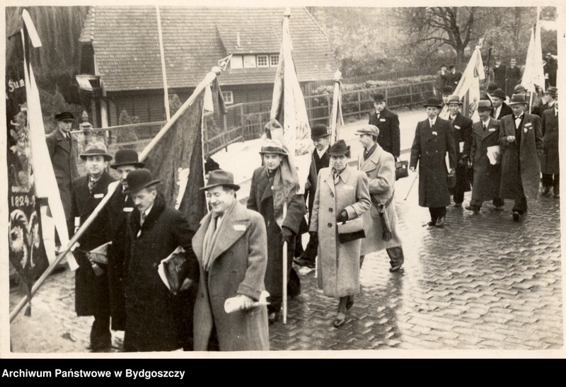 image.from.unit.number "Pochód rzemieślników ulicami centrum Bydgoszczy z okazji Zjazdu Rzemiosła Pomorskiego w dniu 30.10.1938 r. w Bydgoszczy - most i ulica Bernardyńska"