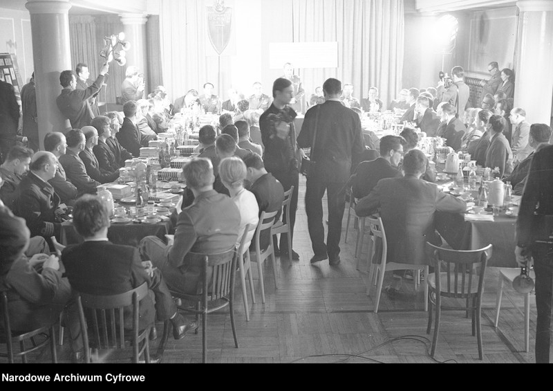 image.from.unit.number "Spotkanie kombatantów II wojny światowej - uczestników szturmu na Berlin - z kierownictwem Ministerstwa Obrony Narodowej w redakcji "Żołnierza Wolności" oraz w siedzibie Związku Bojowników o Wolność i Demokrację w Warszawie "