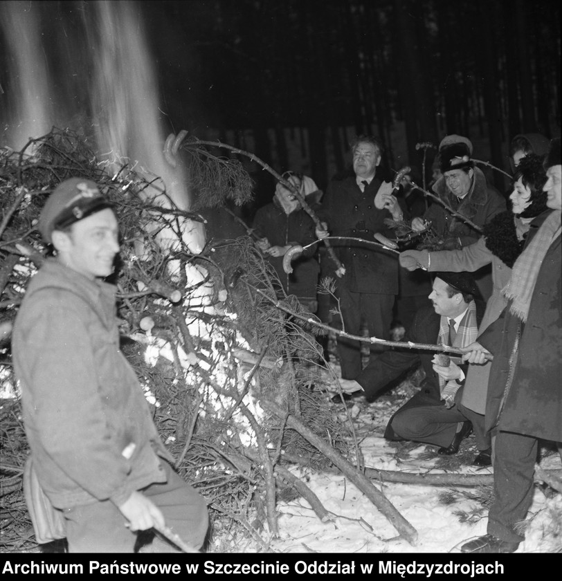 image.from.unit.number "Kulig w Międzyzdrojach. Pieczenie kiełbasek na ognisku. Zima 1970 r."