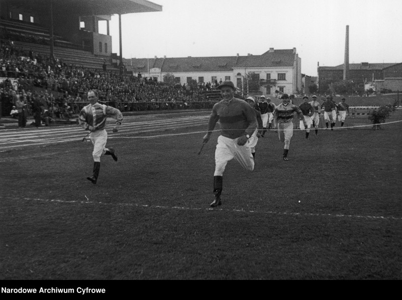 image.from.unit.number "Wielka rewia asów sportu zorganizowana przez Związek Dziennikarzy Sportowych na rzecz Funduszu Obrony Narodowej Zdzisław Nowak"