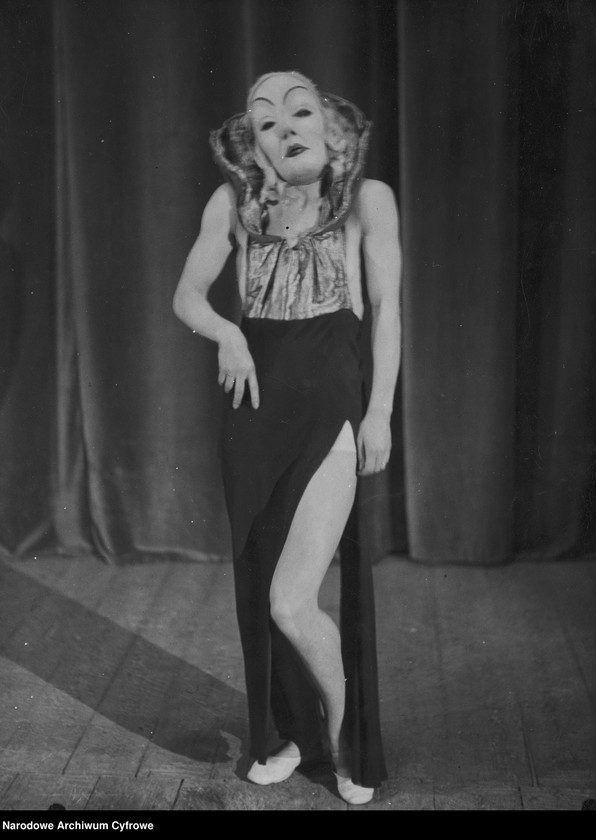 image.from.unit.number "Zizi Halama w scenach z nierozpoznanego przedstawienia"