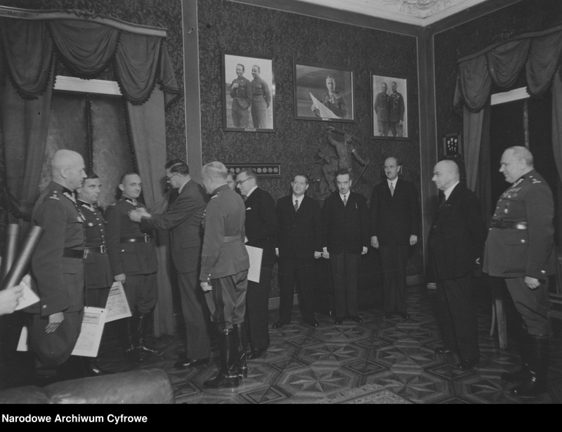 image.from.unit.number "Dekoracja zasłużonych działaczy Ligi Obrony Powietrznej i Przeciwgazowej w Warszawie"