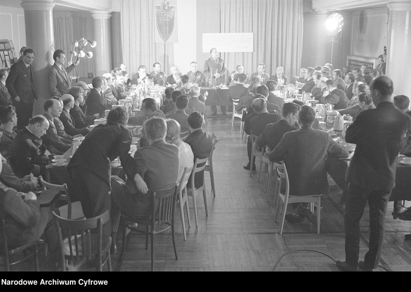 image.from.unit.number "Spotkanie kombatantów II wojny światowej - uczestników szturmu na Berlin - z kierownictwem Ministerstwa Obrony Narodowej w redakcji "Żołnierza Wolności" oraz w siedzibie Związku Bojowników o Wolność i Demokrację w Warszawie "