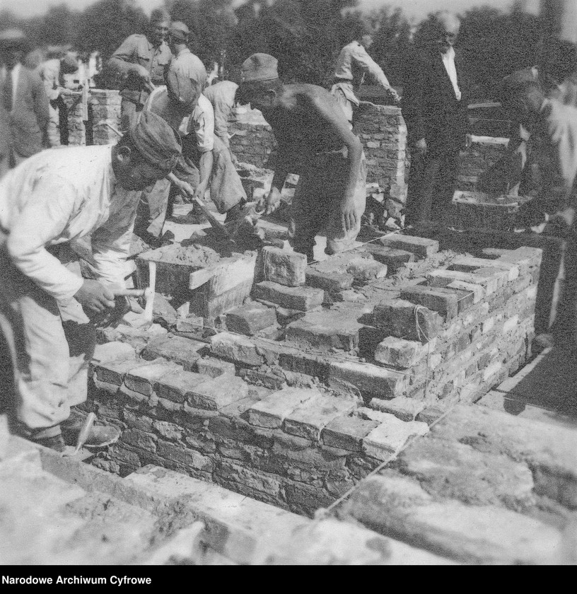 image.from.unit.number "Prace przy budowie budynków wiejskich w ramach Powszechnej Organizacji Służba Polsce"