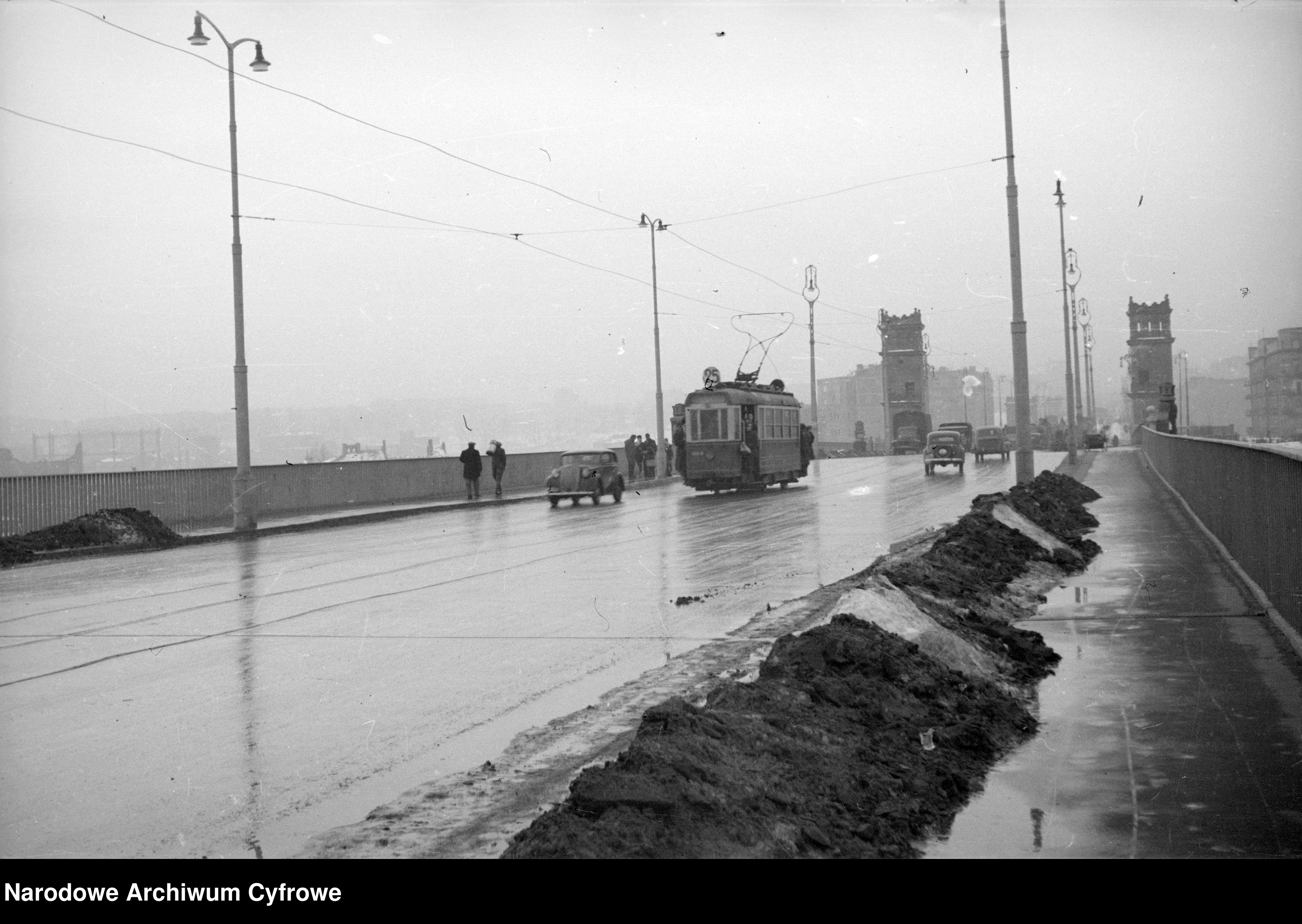Skan z jednostki: Ruch uliczny na odbudowanym moście Poniatowskiego w Warszawie