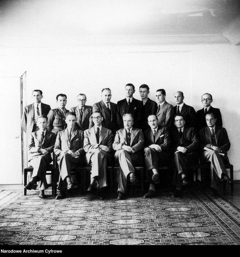 image.from.unit.number "Minister Stanisław Kot w otoczeniu pracowników ministerstwa spraw wewnętrznych"