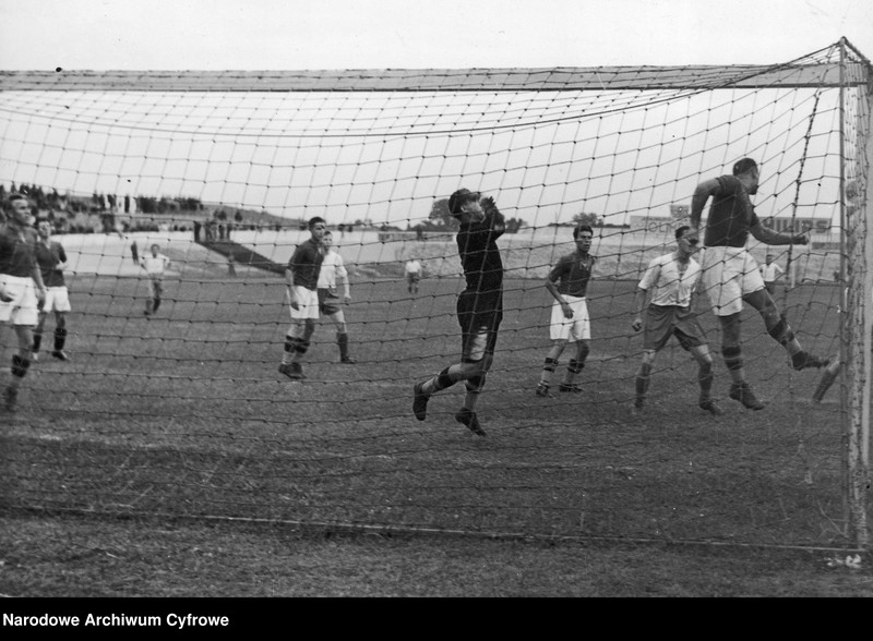 image.from.unit.number "Mecz piłki nożnej reprezentacja Polski - klub sportowy Hungaria w Warszawie"