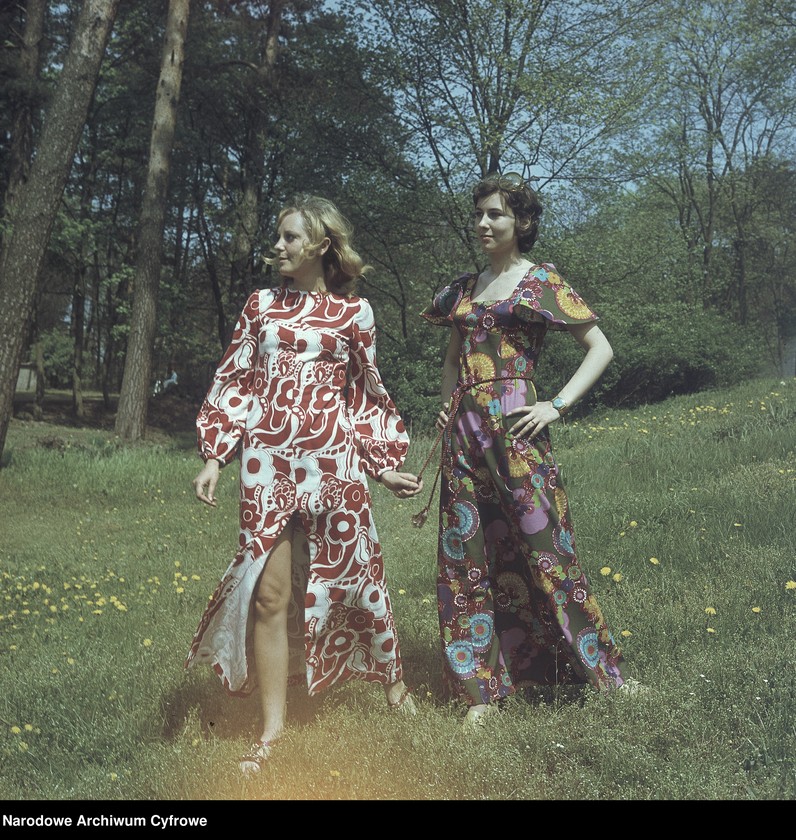 image.from.unit.number "Modelki prezentujące kolekcję mody Zakładów Przemysłu Odzieżowego "Dana" w plenerze nad Jeziorem Głębokim"