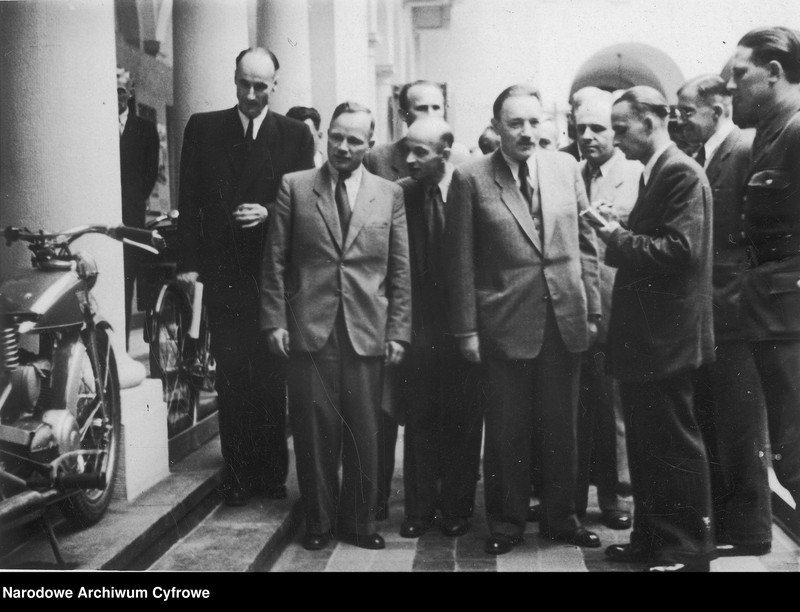 image.from.unit.number "Wystawa Przemysłu Ziem Odzyskanych w salach Państwowego Instytutu Geologicznego przy ul. Rakowieckiej 4 w Warszawie"