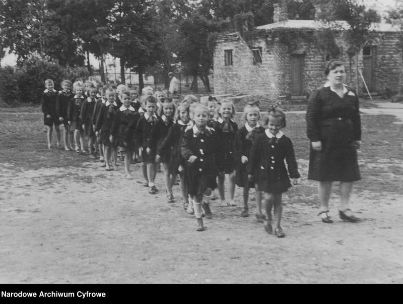 Uczniowie na spacerze.