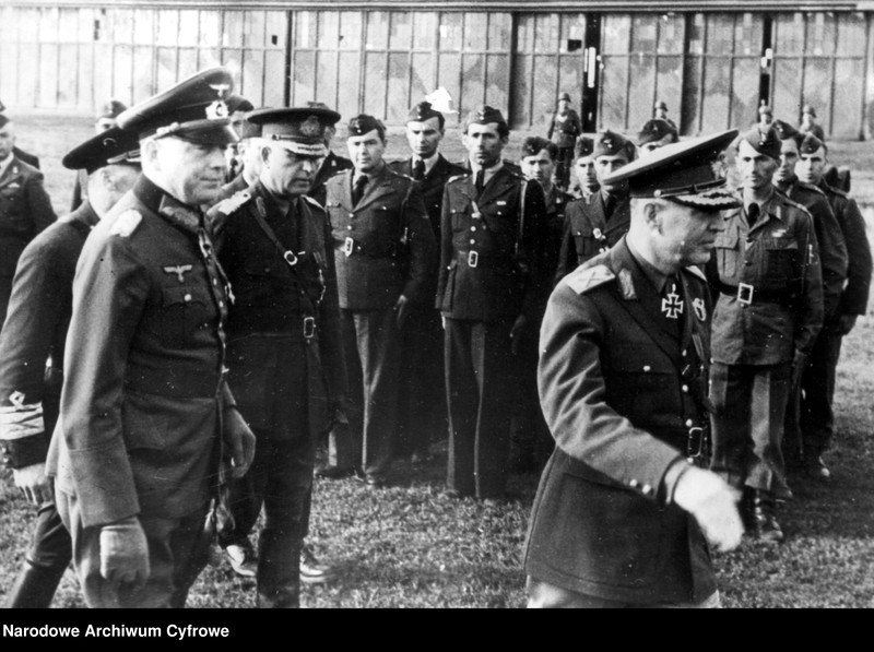 Obraz 1 z jednostki "Marszałek Ion Antonescu i generał Ewald von Kleist na lotnisku polowym"