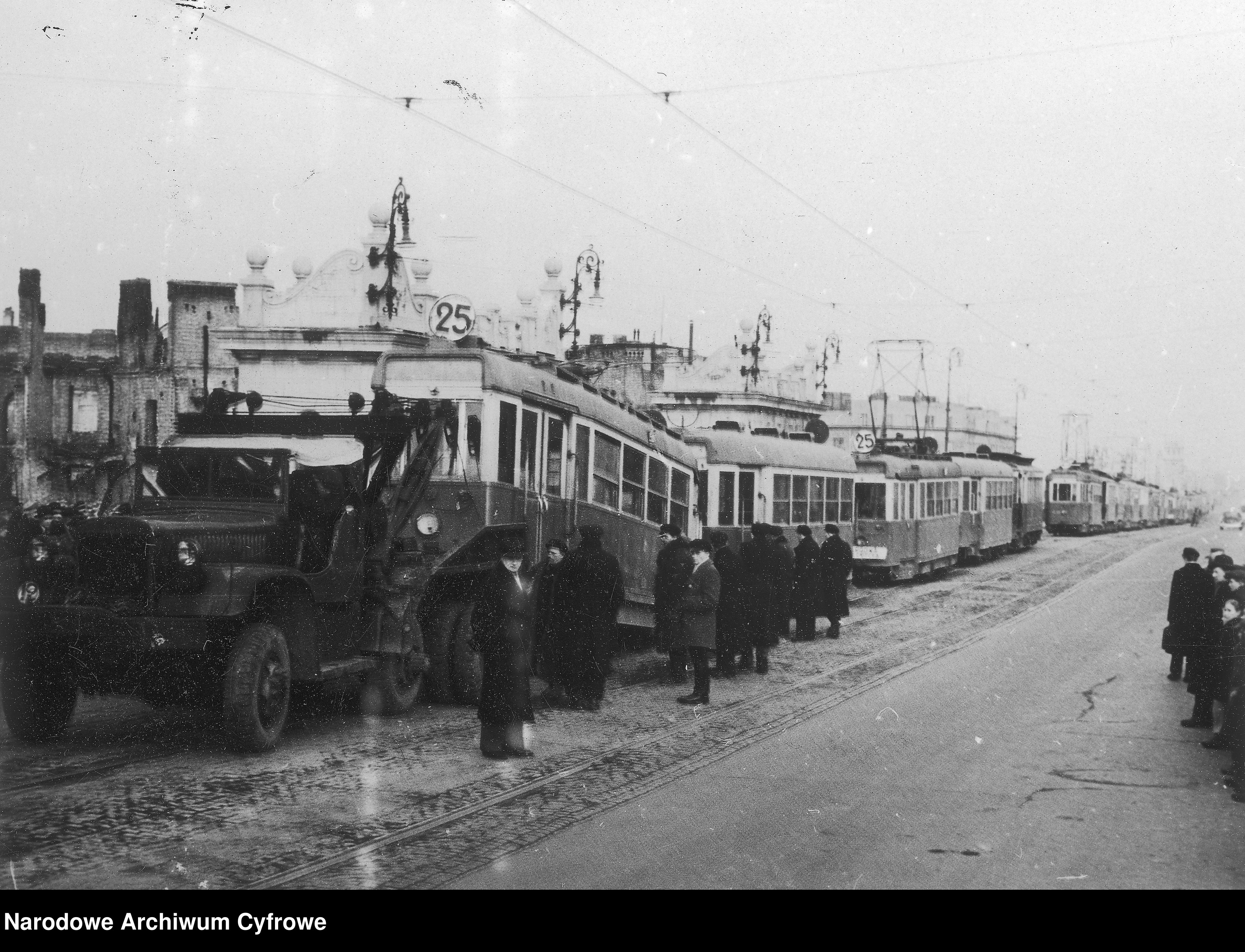 Skan z jednostki: Uszkodzony tramwaj w Warszawie