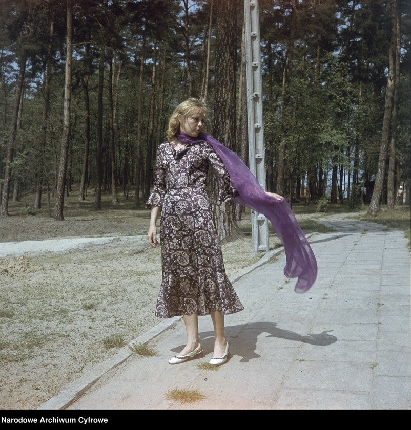 image.from.unit.number "Modelki prezentujące kolekcję mody Zakładów Przemysłu Odzieżowego "Dana" w plenerze nad Jeziorem Głębokim"