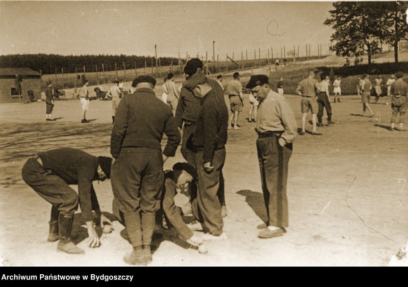 image.from.unit.number "Szubin - oflag XXI B - grupa więźniów przy grze w petanque (boule)"