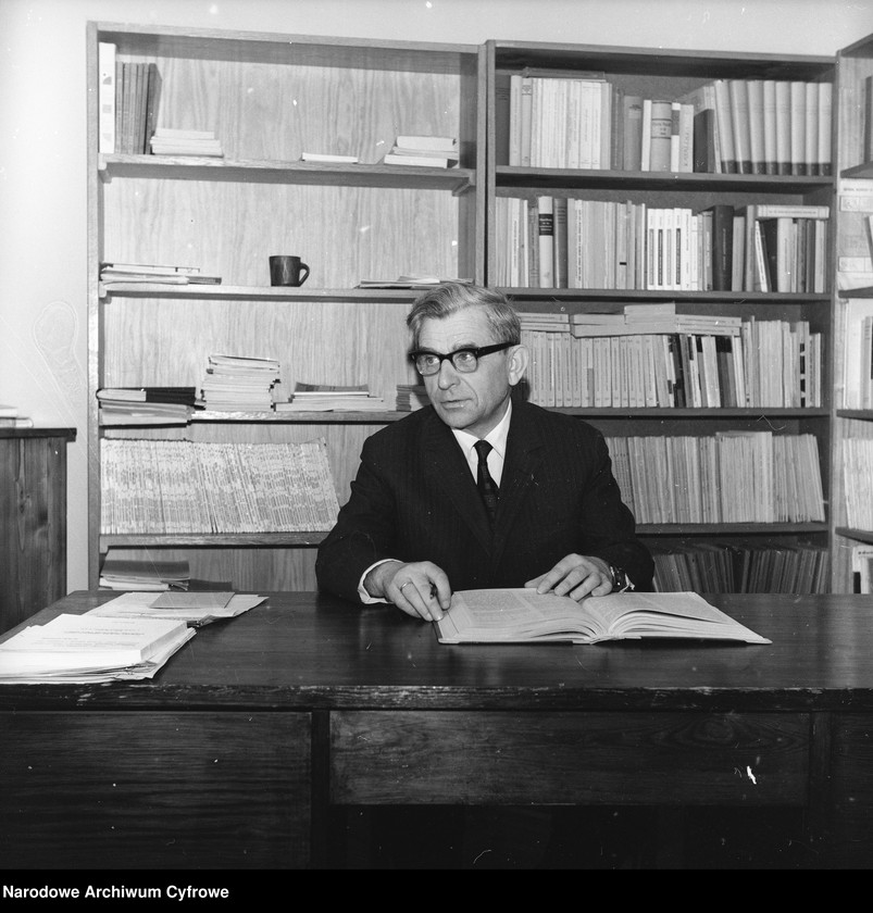 image.from.unit.number "Prof. Ryszard Wroczyński"