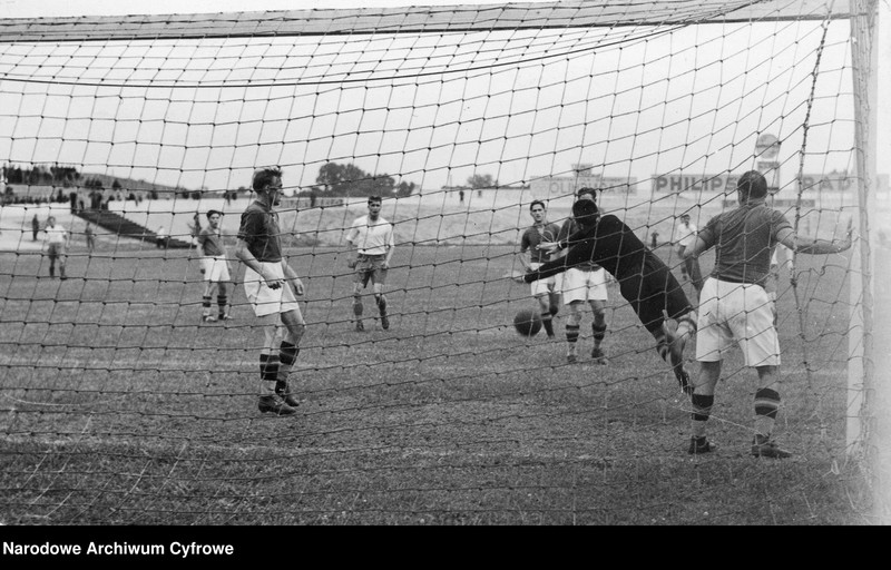 image.from.unit.number "Mecz piłki nożnej reprezentacja Polski - klub sportowy Hungaria w Warszawie"