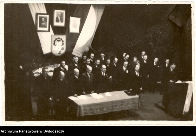 image.from.unit.number "Pochód rzemieślników ulicami centrum Bydgoszczy z okazji Zjazdu Rzemiosła Pomorskiego w dniu 30.10.1938 r. w Bydgoszczy - początek pochodu, Dom Rzemiosła, sala obrad"