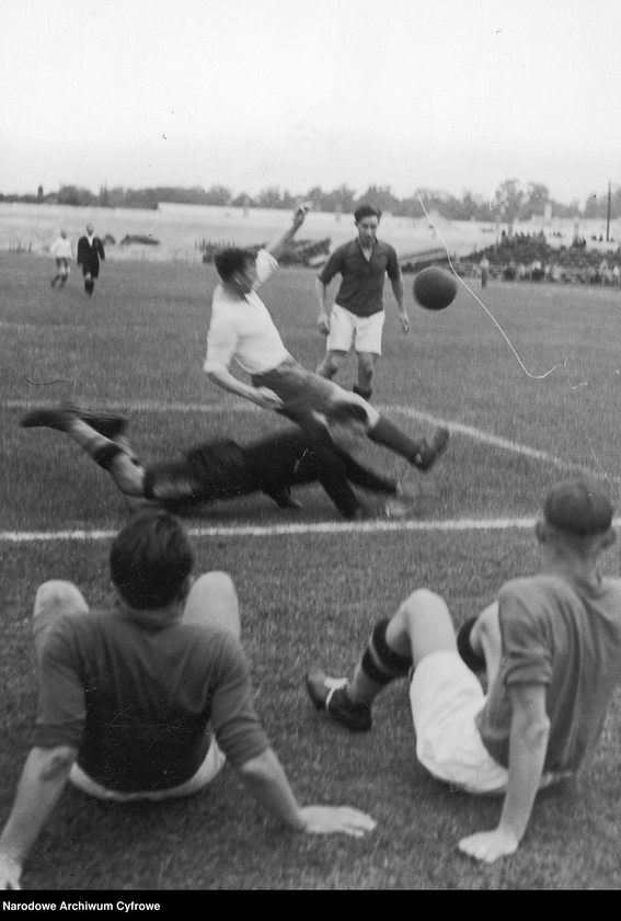 image.from.unit.number "Mecz piłki nożnej reprezentacja Polski - klub sportowy Hungaria w Warszawie"