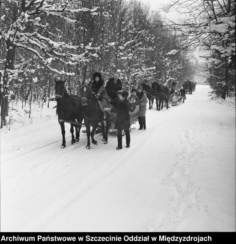 image.from.unit.number "Kulig w Międzyzdrojach. Zima 1970 r."