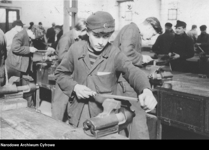 Warsztaty kolejowe. Uczniowie szkoły warsztatowej podczas pracy.