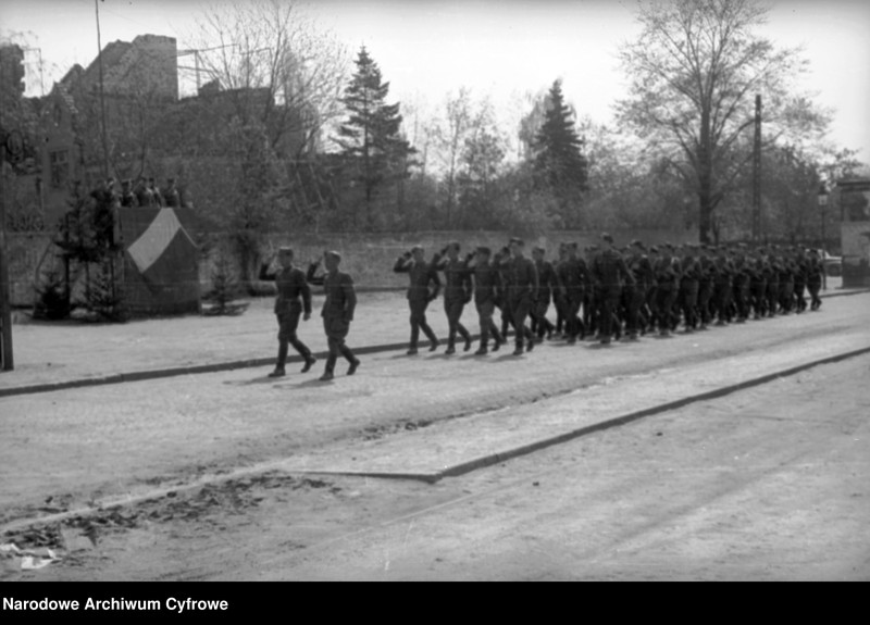 Obraz 4 z kolekcji "Defilada 9 maja 1945 batalion fizylierów 1 BPanc. Al. Hallera, Gdańsk111"