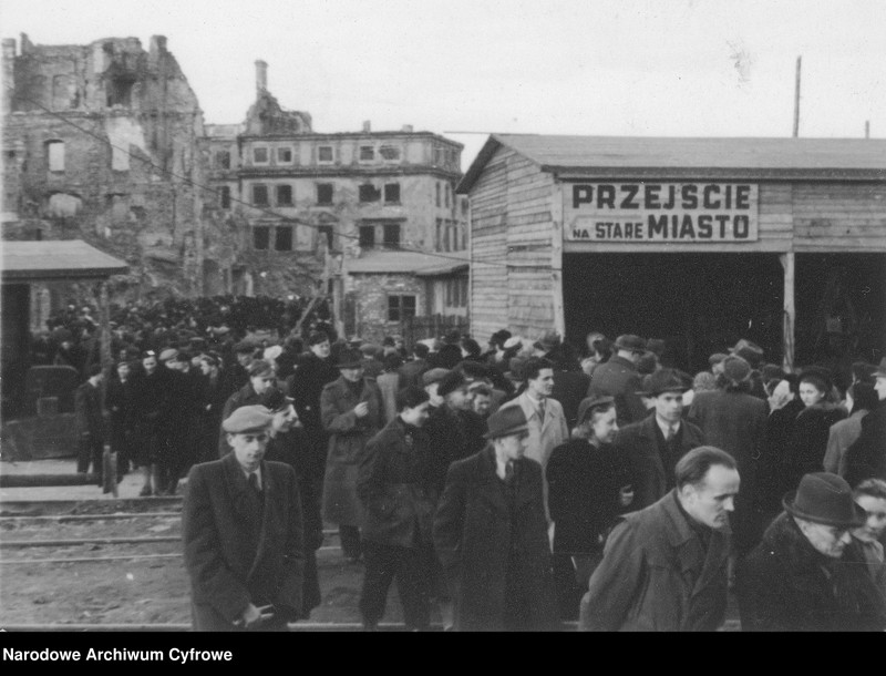 image.from.unit.number "Kolejki do kościołów w Wielką Sobotę w Warszawie"