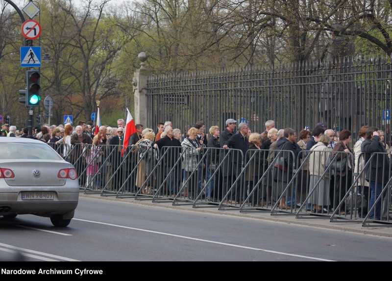 image.from.unit.number "Szósty dzień żałoby narodowej w Warszawie po katastrofie lotniczej w Smoleńsku"