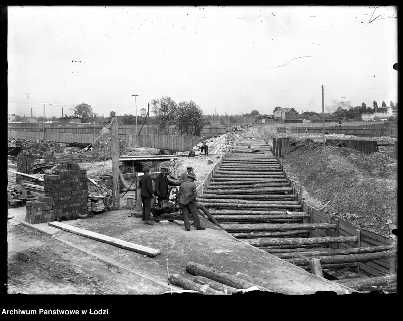 Obraz 1 z jednostki "Regulacja rzeki Karolewski? - robotnicy, w tle miasto"