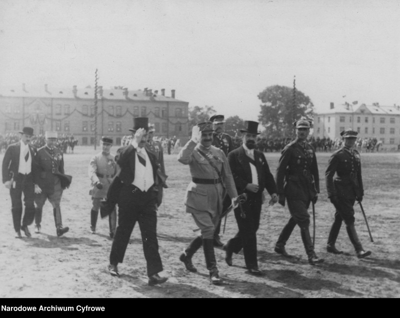 image.from.unit.number "Wręczenie sztandarów 44 i 45 pułkom piechoty"