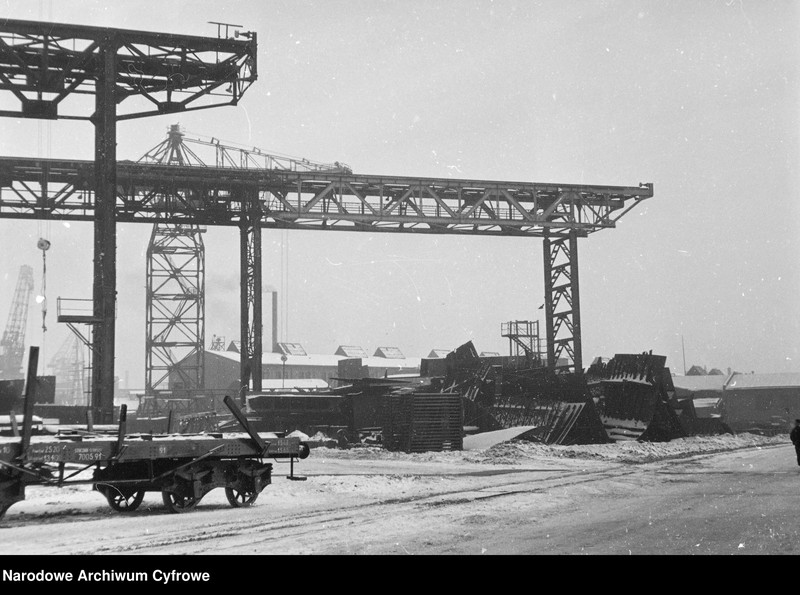 image.from.unit.number "Stocznia Gdańska im. Lenina podczas zimy"