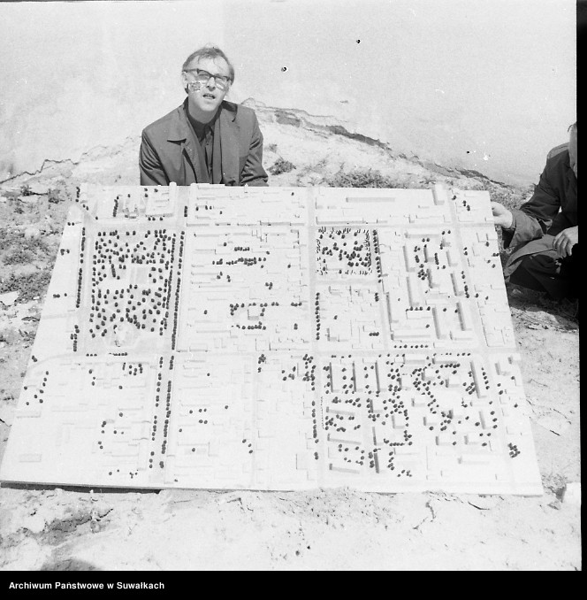 image.from.unit.number "Architekt Marian Kanoza z makietą śródmieścia Suwałk."