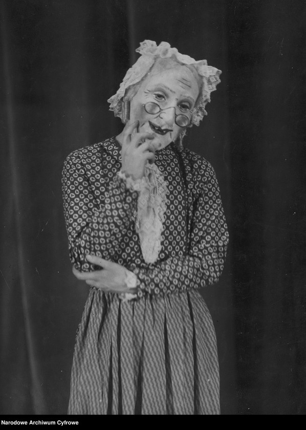 image.from.unit.number "Zizi Halama w scenach z nierozpoznanego przedstawienia"