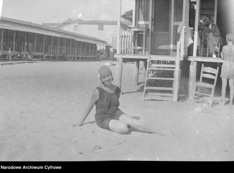 Obraz 5 z jednostki "Wypoczynek rodziny Lis-Olszewskich na plaży w Viareggio"