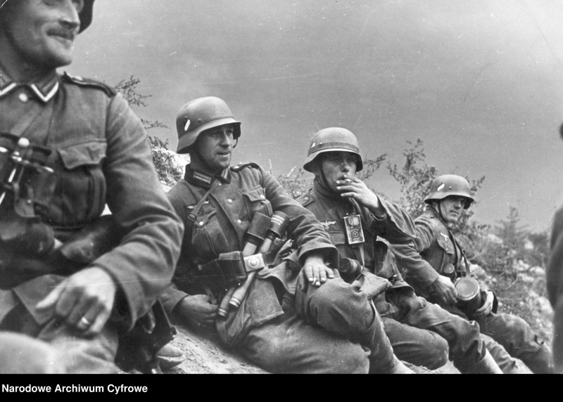 image.from.unit.number "Żołnierze niemieccy w okopach podczas walk o Warszawę"