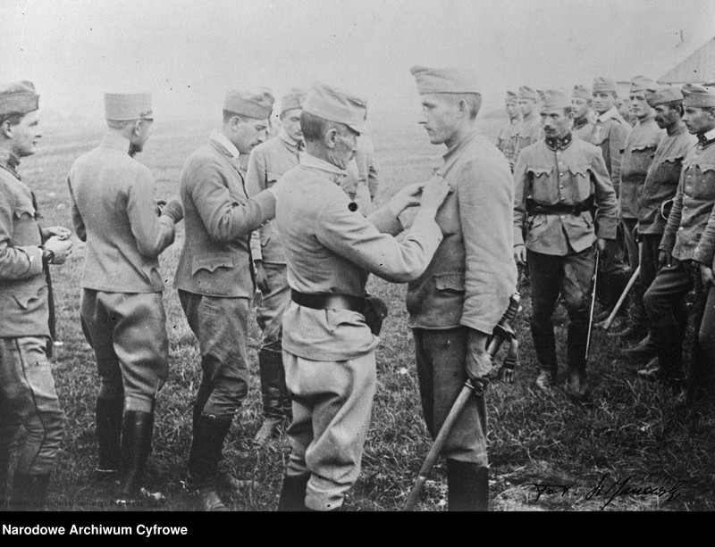 image.from.unit.number "Szarża ułanów II Brygady Legionów pod Rokitną podczas działań na froncie wschodnim - dekoracja żołnierzy po bitwie"