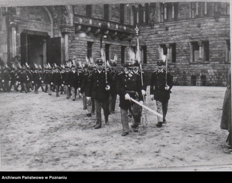 Obraz 9 z jednostki "Józef Piłsudski na dziedzińcu Zamku Cesarskiego w Poznaniu."