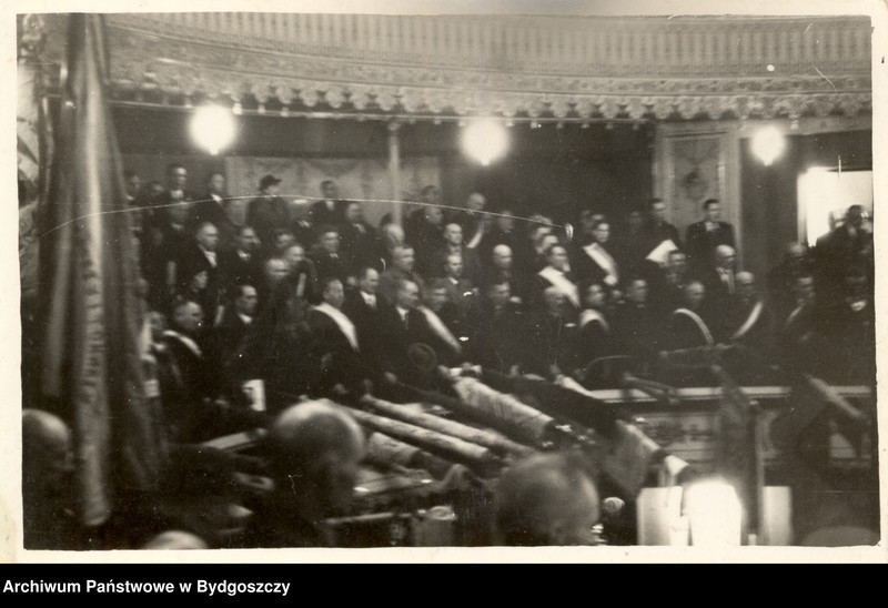 image.from.unit.number "Pochód rzemieślników ulicami centrum Bydgoszczy z okazji Zjazdu Rzemiosła Pomorskiego w dniu 30.10.1938 r. w Bydgoszczy - początek pochodu, Dom Rzemiosła, sala obrad"