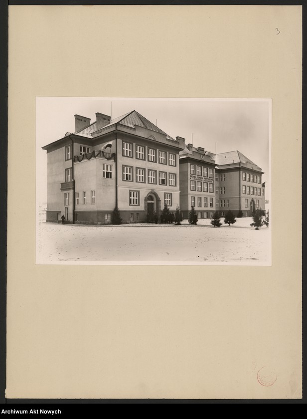 Obraz z jednostki "Szkoła powszechna w Skawinie. Album z fotografiami szkoły, dzieci oraz zarządu gminy."
