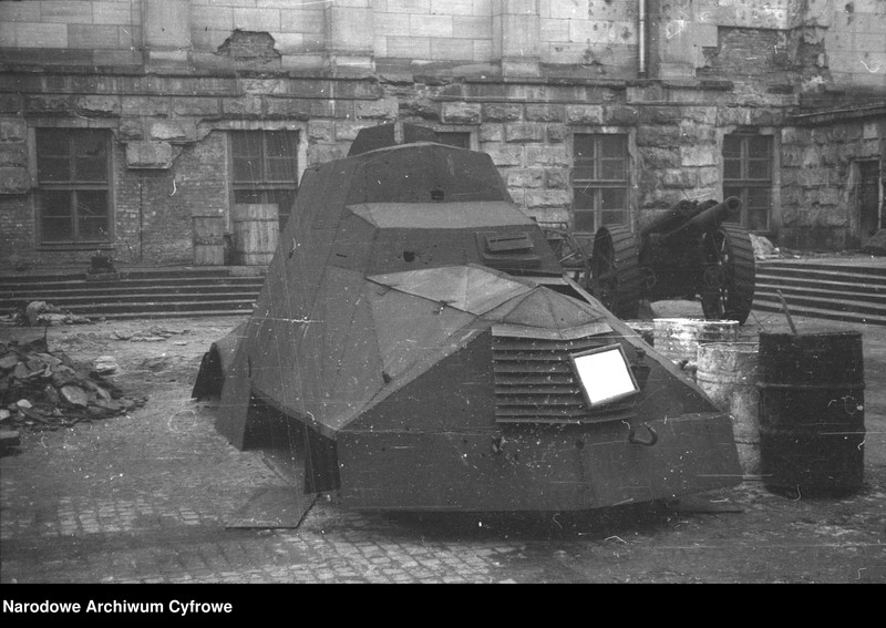 image.from.unit.number "Ekspozycja sprzętu wojskowego na dziedzińcu Muzeum Wojska Polskiego w Warszawie"