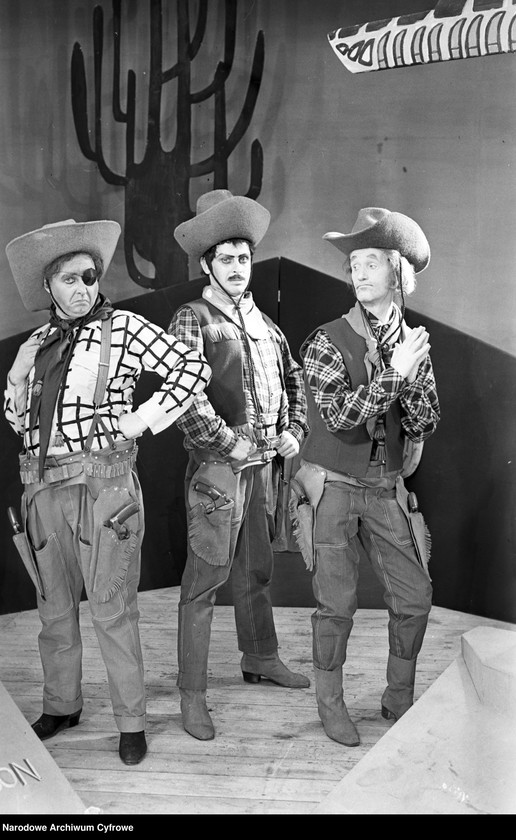 Obiekt Od lewej: Kazimierz Brusikiewicz (Grimpo), Tomasz Stockinger (Mejico Kid) i Wacław Jankowski (Dakota Kid). z jednostki Warszawa. Teatr Syrena - sztuka "Jim strzela pierwszy"