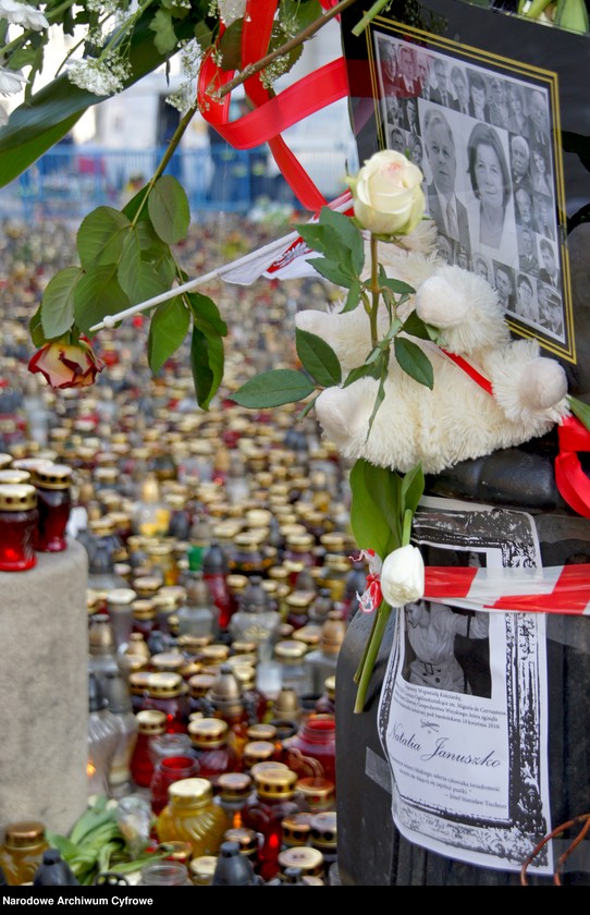 Obraz 6 z jednostki "Trzeci dzień żałoby narodowej w Warszawie po katastrofie lotniczej w Smoleńsku"