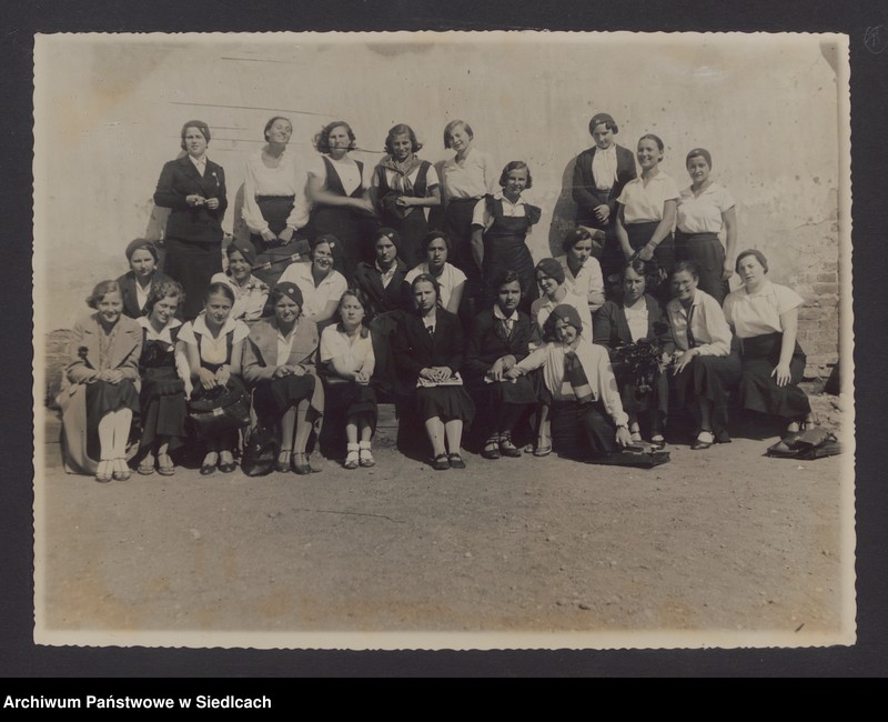 image.from.unit.number "Album z fotografiami podarowany przez uczennice Państwowego Gimnazjum Żeńskiego im. Królowej Jadwigi w Siedlcach wychowawczyni pani Janinie Milulskiej na zakończenie 8-klasowego gimnazjum w dniu 24.06.1934 r."