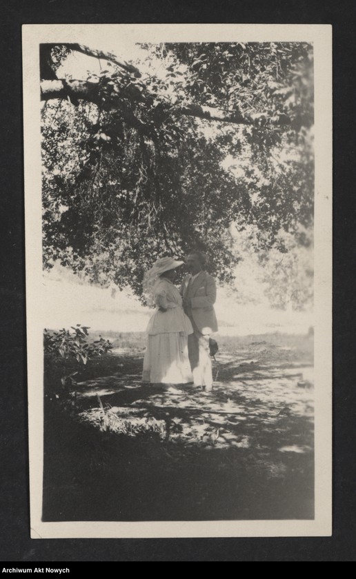 image.from.unit.number "I. J. Paderewski i H. Paderewska w otoczeniu przyjaciół i znajomych. Fotografie; brak fot. nr 6-7,9,11"