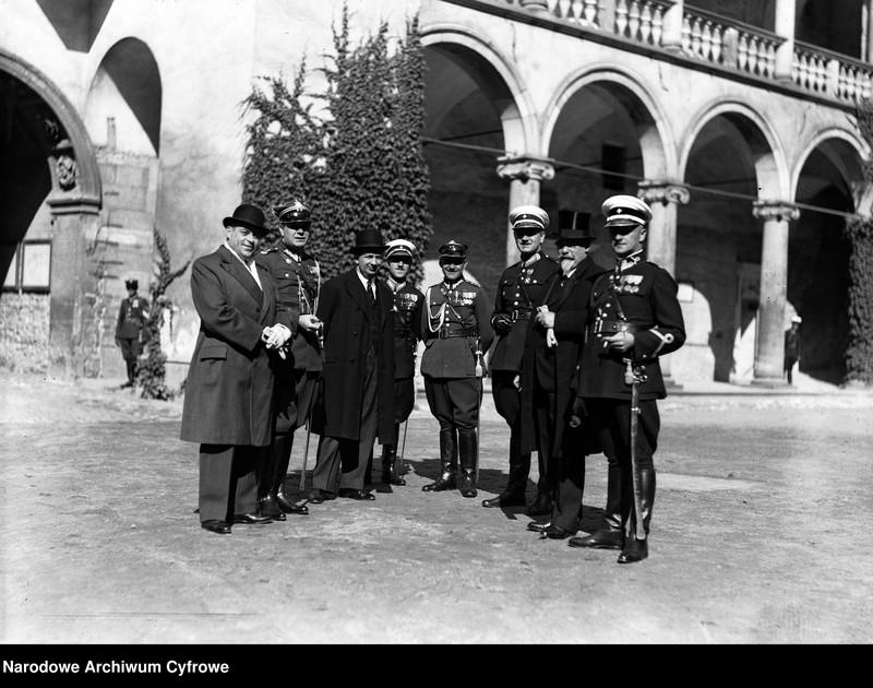 image.from.unit.number "Komendant Policji Państwowej m. Krakowa Aleksander Reszczyński z grupą osób w Krakowie"