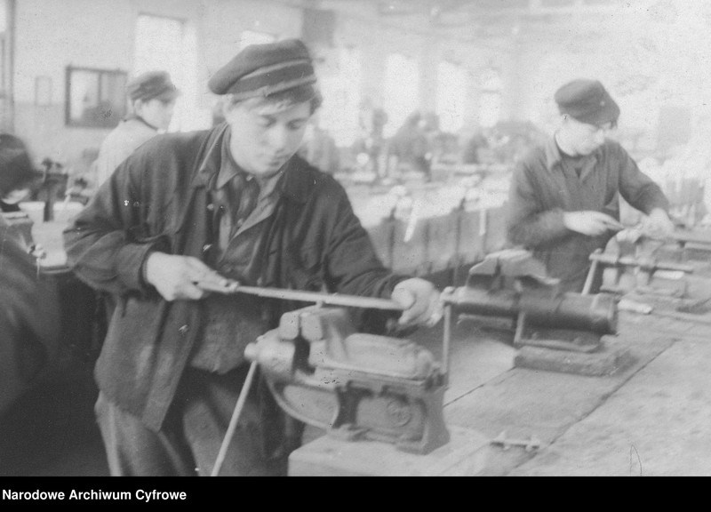 Warsztaty kolejowe. Uczniowie szkoły warsztatowej podczas pracy.