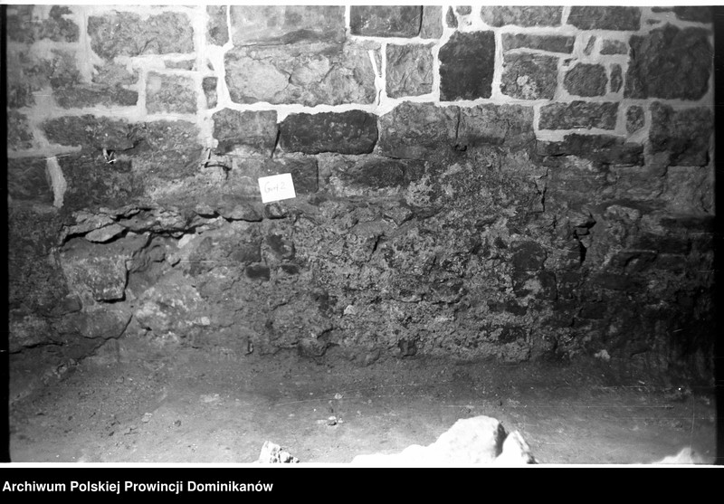 image.from.unit.number "Kraków, klasztor Ojców Dominikanów, krypta pod refektarzem oraz schody przy korytarzu na parterze północnego skrzydła III wirydarza prowadzące do przedsionka ciemnego korytarzyka na I piętrze"