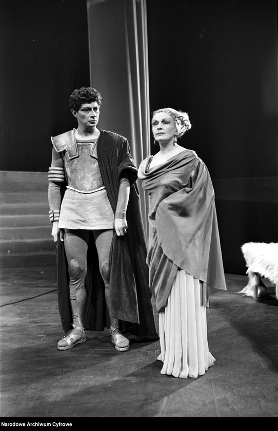 image.from.unit.number "Warszawa. Teatr Młodej Warszawy - sztuka "Ifigenia (Wiatr za dziewczynę)""