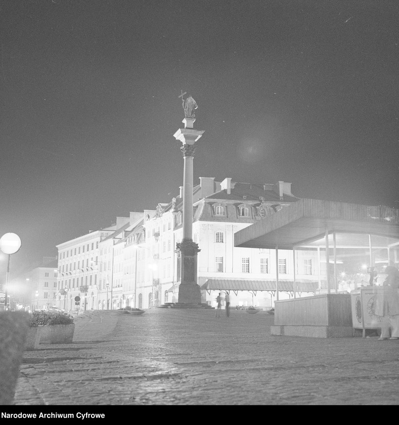 image.from.unit.number "Stare Miasto w Warszawie nocą"