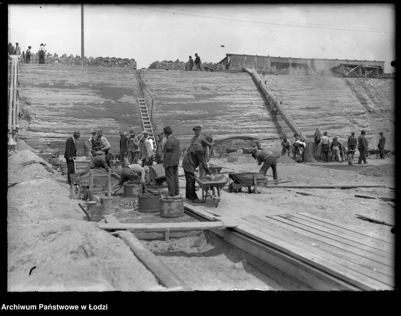 Obraz 1 z jednostki "Stoki, zbiornik wody, wylewanie betonu"